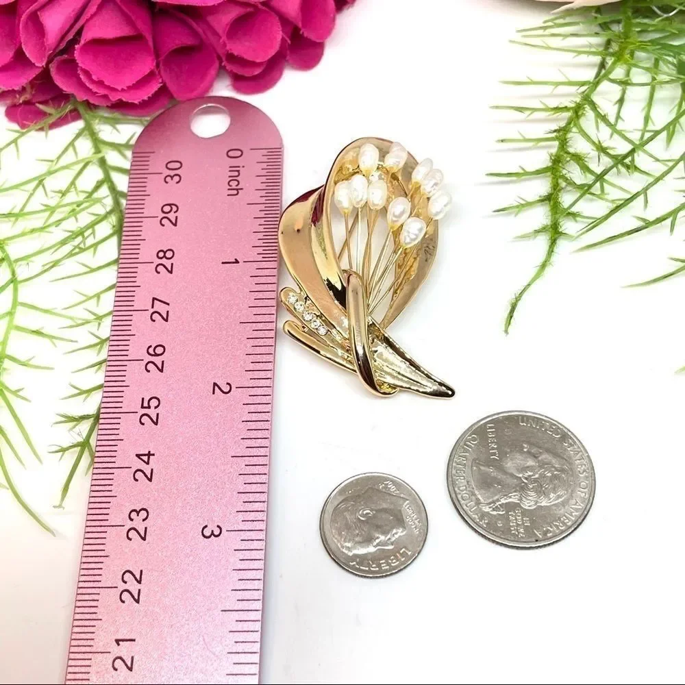 VINTAGE ⚜️Real Pearl Golden Brooch